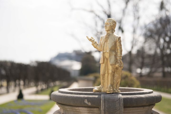 Mozart in Gold: “The Untamable Genius” Arrives in Salzburg